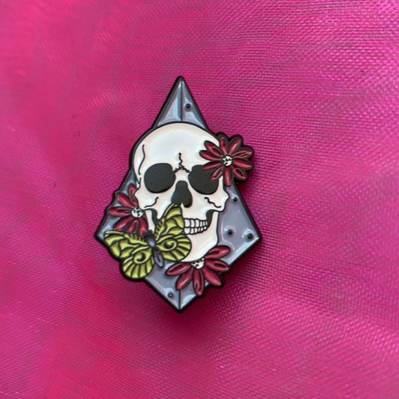 🦋 Floral Skull Enamel Pin - Picture 3 of 5